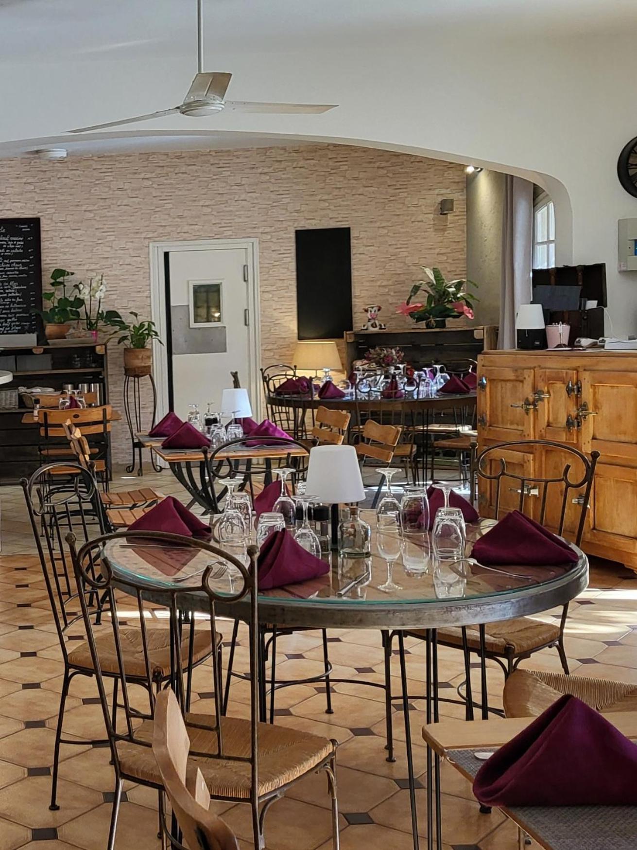 Auberge De La Table Ronde Винон-сюр-Вердон Экстерьер фото