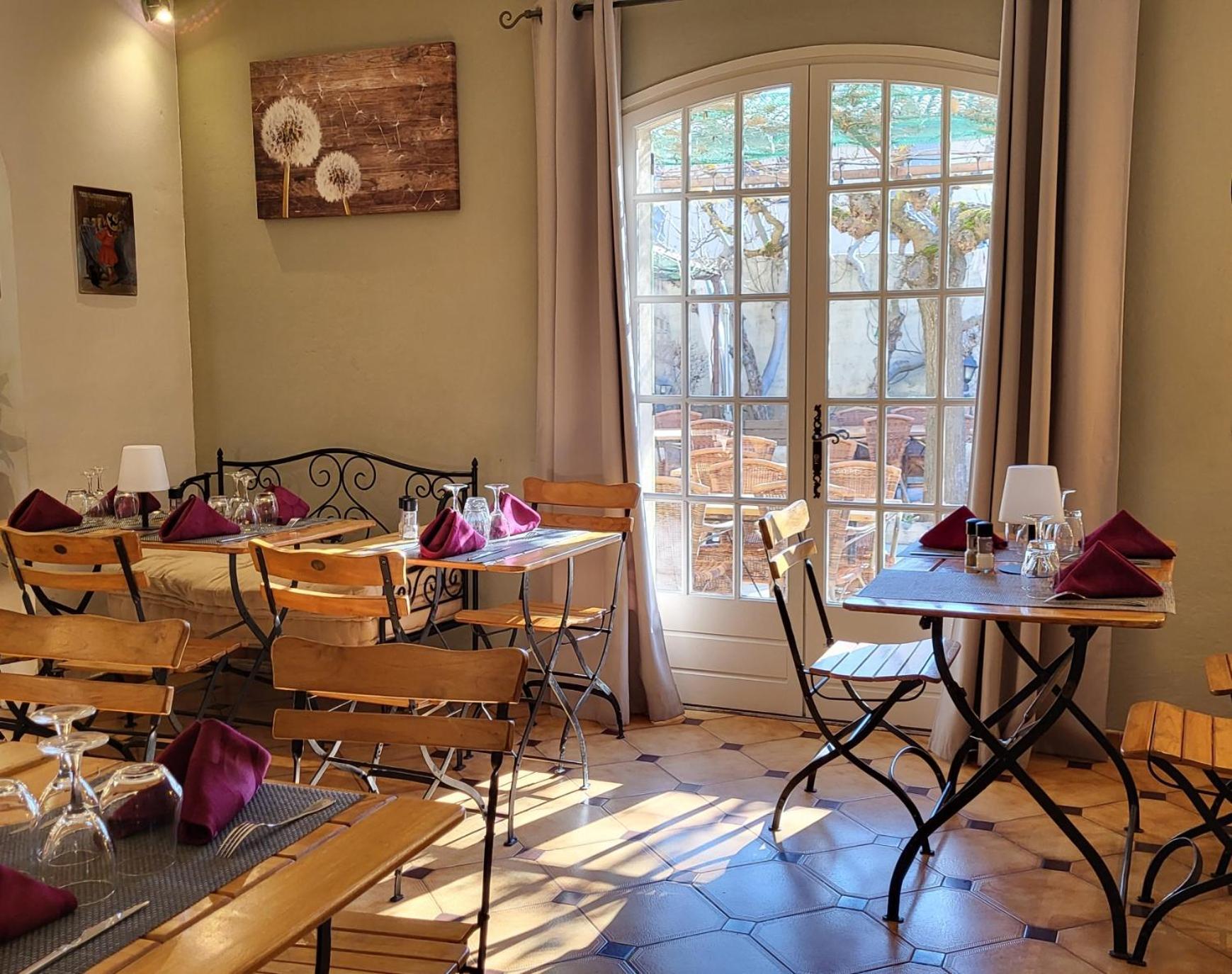 Auberge De La Table Ronde Винон-сюр-Вердон Экстерьер фото